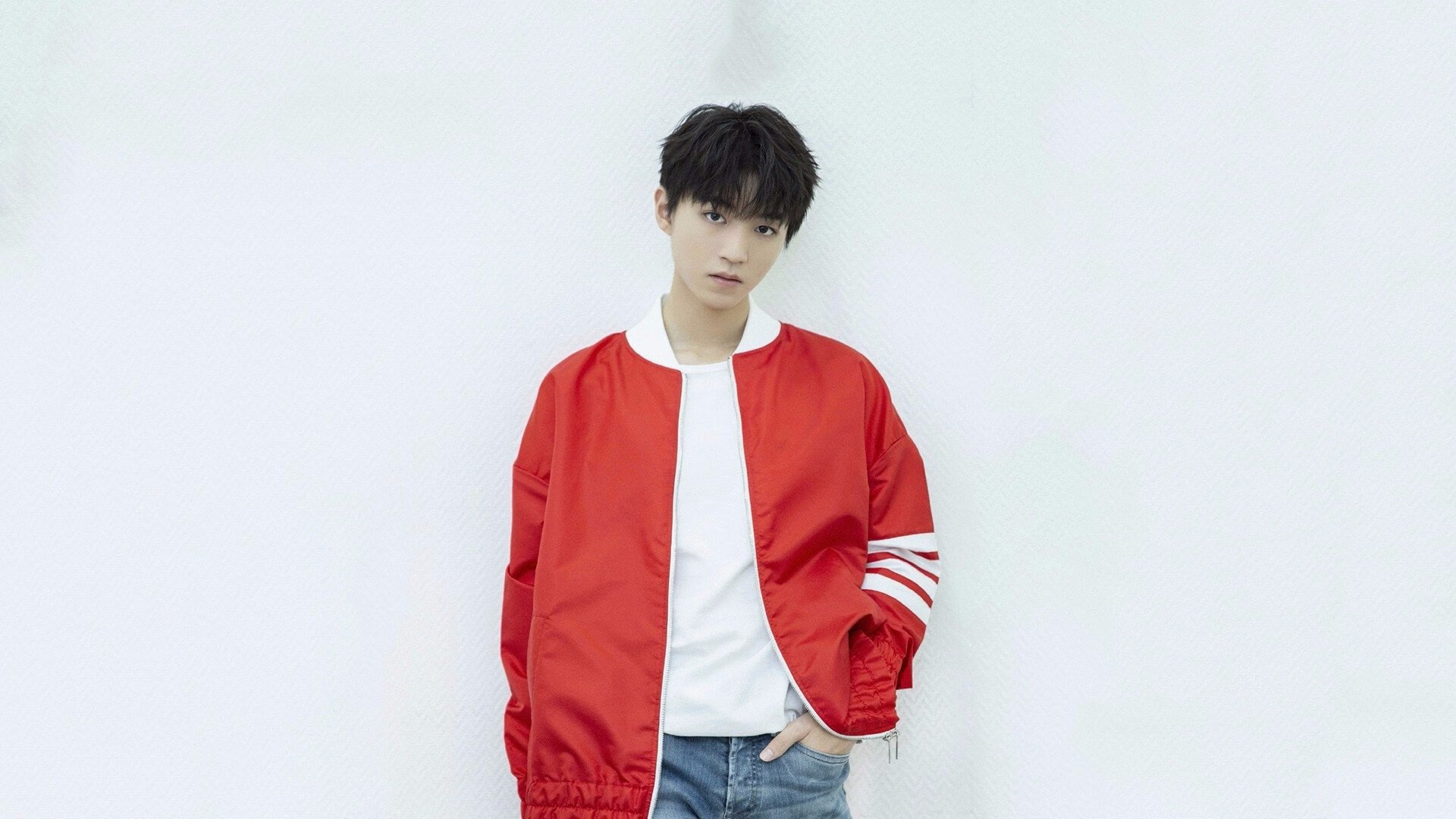 爱游戏官方-梅西神锋破门，巴黎逆转战胜皇马，梅西首球巴黎