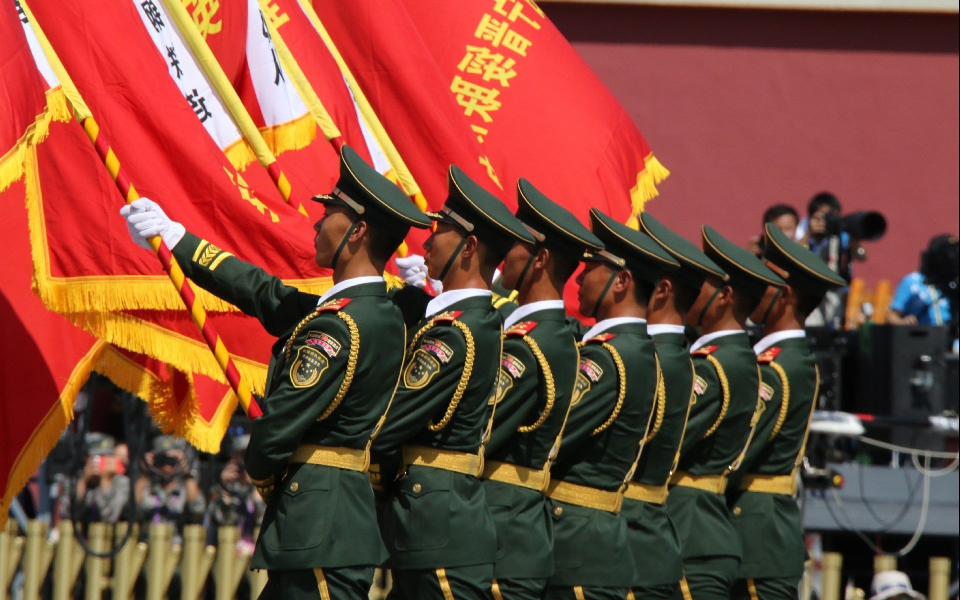 娱乐与竞技结合:足球明星的跨界合作,足球巨星和娱乐明星谁的影响力大